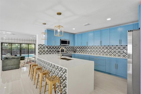 House in Hollywood, Florida 8 bedrooms, 355.35 sq.m. № 2012630 - photo 6