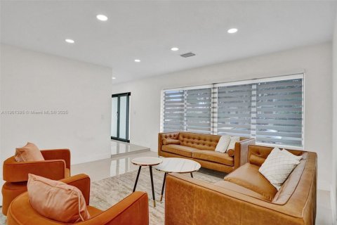 House in Hollywood, Florida 8 bedrooms, 355.35 sq.m. № 2012630 - photo 13