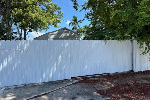 Villa ou maison à louer à Miami, Floride: 1 chambre, 84.73 m2 № 1957796 - photo 1