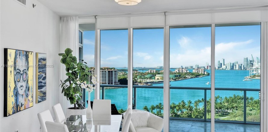 Condominio en Miami Beach, Florida, 2 dormitorios  № 2013338