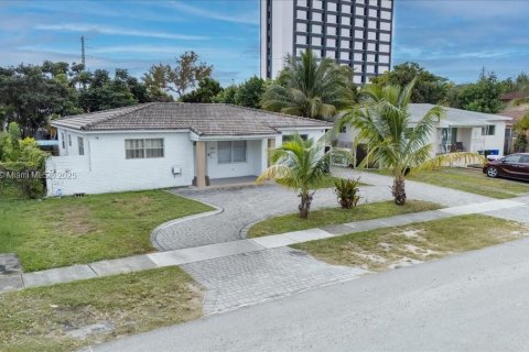 House in North Miami Beach, Florida 3 bedrooms, 113.34 sq.m. № 2055210 - photo 5