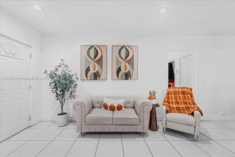 House in North Miami Beach, Florida 3 bedrooms, 113.34 sq.m. № 2055210 - photo 19