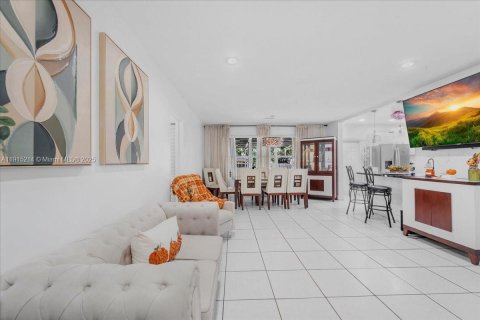 House in North Miami Beach, Florida 3 bedrooms, 113.34 sq.m. № 2055210 - photo 10