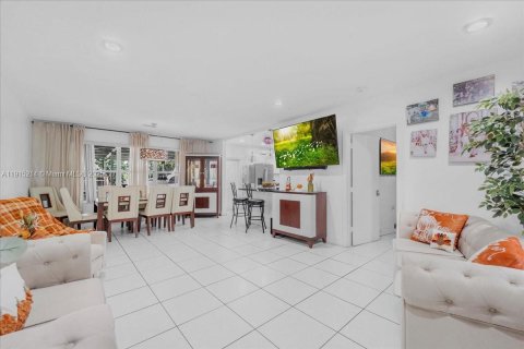 House in North Miami Beach, Florida 3 bedrooms, 113.34 sq.m. № 2055210 - photo 11