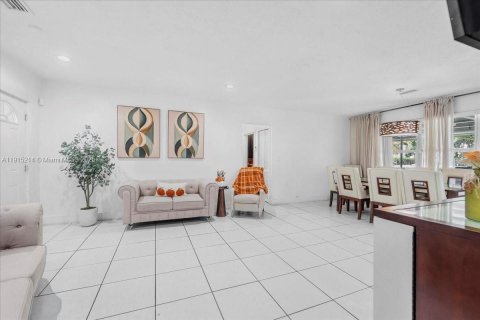 House in North Miami Beach, Florida 3 bedrooms, 113.34 sq.m. № 2055210 - photo 18