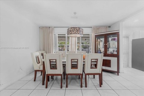 House in North Miami Beach, Florida 3 bedrooms, 113.34 sq.m. № 2055210 - photo 20