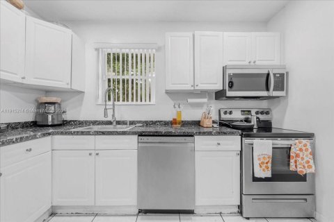 House in North Miami Beach, Florida 3 bedrooms, 113.34 sq.m. № 2055210 - photo 26