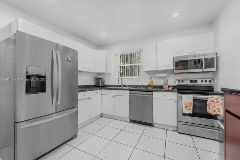 House in North Miami Beach, Florida 3 bedrooms, 113.34 sq.m. № 2055210 - photo 25