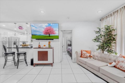 House in North Miami Beach, Florida 3 bedrooms, 113.34 sq.m. № 2055210 - photo 12