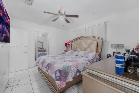 House in North Miami Beach, Florida 3 bedrooms, 113.34 sq.m. № 2055210 - photo 13