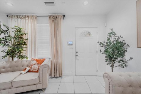 House in North Miami Beach, Florida 3 bedrooms, 113.34 sq.m. № 2055210 - photo 9