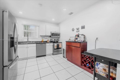 House in North Miami Beach, Florida 3 bedrooms, 113.34 sq.m. № 2055210 - photo 23