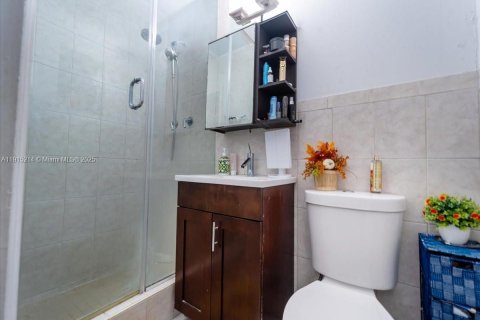 House in North Miami Beach, Florida 3 bedrooms, 113.34 sq.m. № 2055210 - photo 17