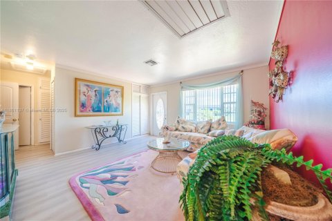 House in Miami Gardens, Florida 3 bedrooms, 95.69 sq.m. № 1741419 - photo 6