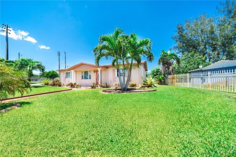 House in Miami Gardens, Florida 3 bedrooms, 95.69 sq.m. № 1741419 - photo 3