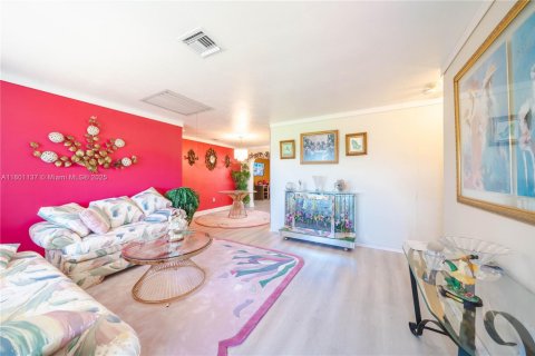 House in Miami Gardens, Florida 3 bedrooms, 95.69 sq.m. № 1741419 - photo 5