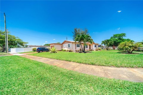 House in Miami Gardens, Florida 3 bedrooms, 95.69 sq.m. № 1741419 - photo 4
