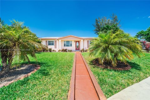 House in Miami Gardens, Florida 3 bedrooms, 95.69 sq.m. № 1741419 - photo 1