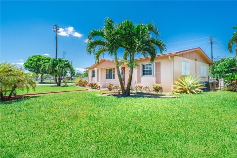 House in Miami Gardens, Florida 3 bedrooms, 95.69 sq.m. № 1741419 - photo 2