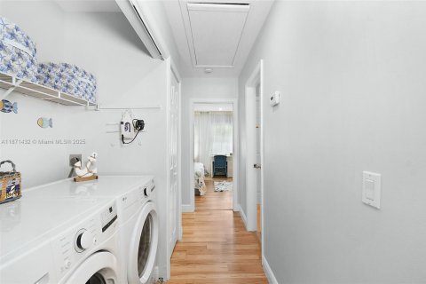 Снять в аренду таунхаус в Дженсен-Бич, Флорида 2 спальни, 117.99м2, № 2088724 - фото 29