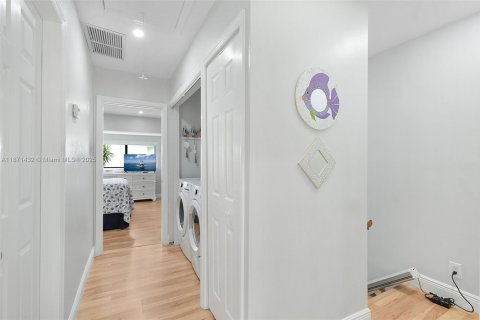 Снять в аренду таунхаус в Дженсен-Бич, Флорида 2 спальни, 117.99м2, № 2088724 - фото 27