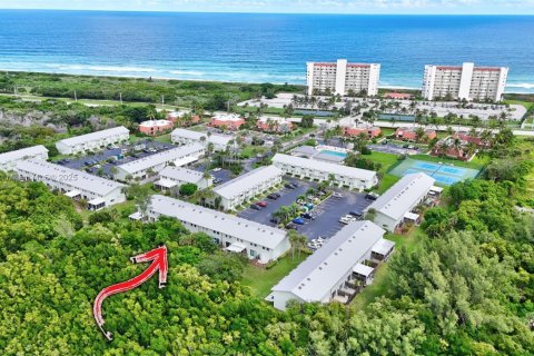 Снять в аренду таунхаус в Дженсен-Бич, Флорида 2 спальни, 117.99м2, № 2088724 - фото 1