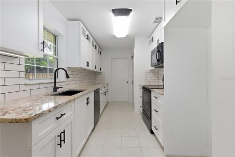 House in DeLand, Florida 2 bedrooms, 89.19 sq.m. № 2266580 - photo 5