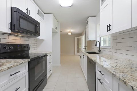 House in DeLand, Florida 2 bedrooms, 89.19 sq.m. № 2266580 - photo 6