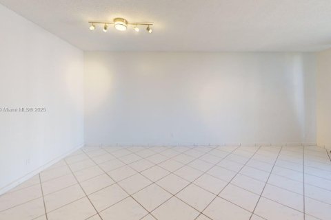 Condominio en venta en Hallandale Beach, Florida, 1 dormitorio, 76.92 m2 № 2014052 - foto 12