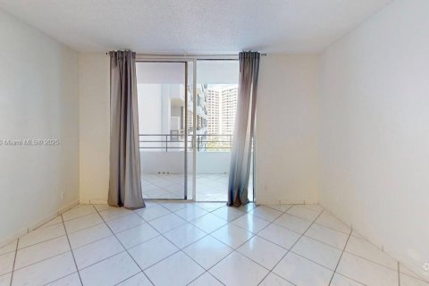 Condominio en venta en Hallandale Beach, Florida, 1 dormitorio, 76.92 m2 № 2014052 - foto 16