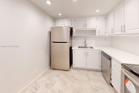 Кондоминиум с 1 спальней в Халландейл-Бич, Флорида № 2014052