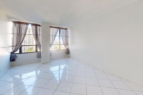 Condominio en venta en Hallandale Beach, Florida, 1 dormitorio, 76.92 m2 № 2014052 - foto 15