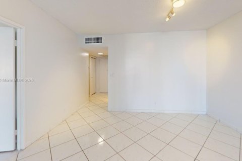 Condominio en venta en Hallandale Beach, Florida, 1 dormitorio, 76.92 m2 № 2014052 - foto 19