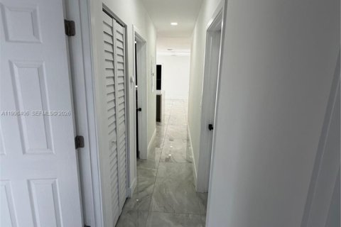 Купить виллу или дом в Майами-Спрингс, Флорида 4 спальни, 135.82м2, № 2060746 - фото 19