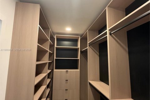 Купить виллу или дом в Майами-Спрингс, Флорида 4 спальни, 135.82м2, № 2060746 - фото 16