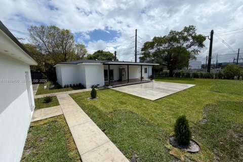 Купить виллу или дом в Майами-Спрингс, Флорида 4 спальни, 135.82м2, № 2060746 - фото 6