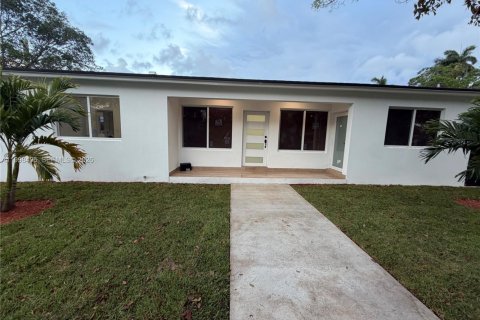 Купить виллу или дом в Майами-Спрингс, Флорида 4 спальни, 135.82м2, № 2060746 - фото 1