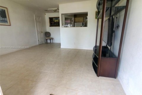 Casa en alquiler en Hollywood, Florida, 2 dormitorios, 83.61 m2 № 1953420 - foto 2