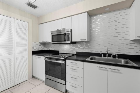 Condominio en venta en Saint Petersburg, Florida, 1 dormitorio, 58.06 m2 № 2287997 - foto 14