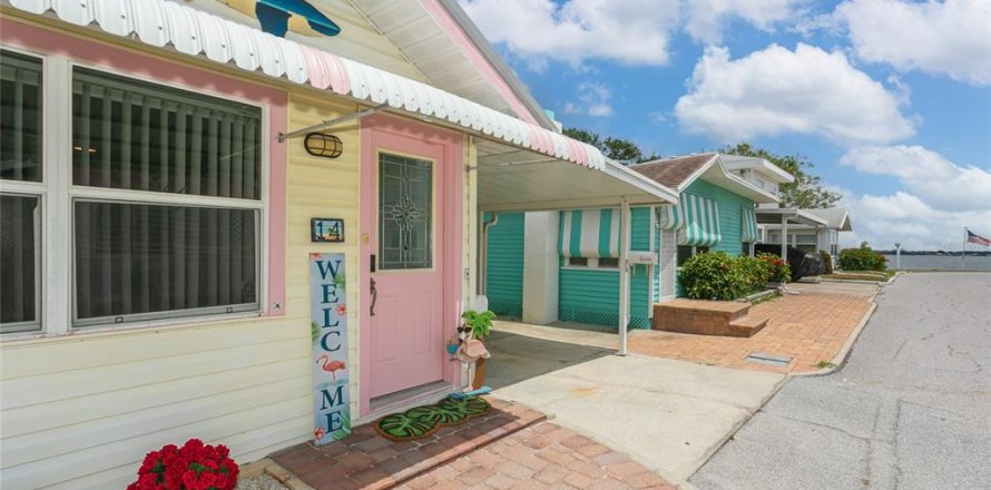 House in Bradenton, Florida 2 bedrooms, 90.49 sq.m. № 2097020