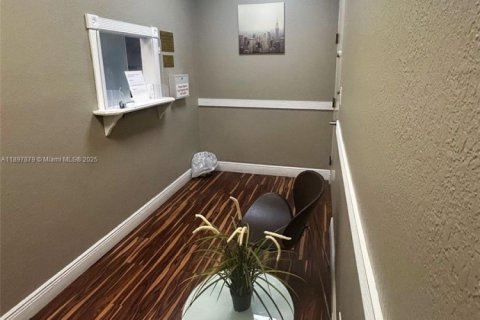 Propiedad comercial en venta en Hialeah, Florida № 2013879 - foto 6