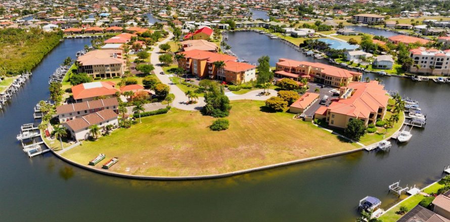 Commercial property in Punta Gorda, Florida № 2175425