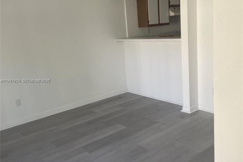 Condo in Miami, Florida, 1 bedroom  № 2041166 - photo 2