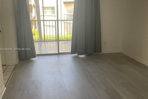 Condo in Miami, Florida, 1 bedroom  № 2041166 - photo 4