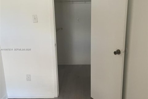 Condo in Miami, Florida, 1 bedroom  № 2041166 - photo 5