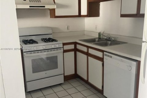 Condo in Miami, Florida, 1 bedroom  № 2041166 - photo 6