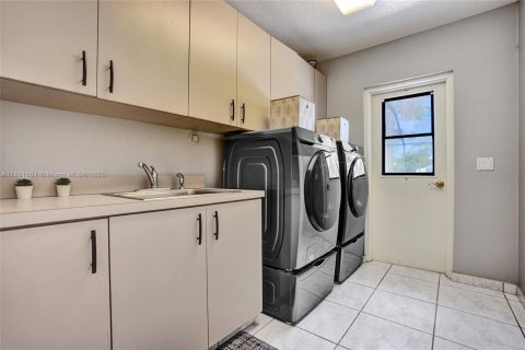 House in West Palm Beach, Florida 4 bedrooms, 254.37 sq.m. № 1863450 - photo 24