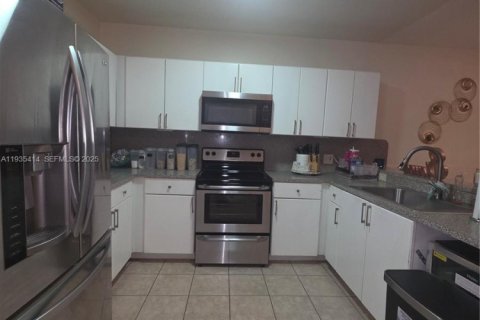 Купить таунхаус в Майами, Флорида 3 спальни, 131.18м2, № 1993668 - фото 8