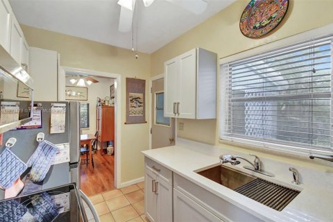 Casa en venta en North Miami Beach, Florida, 2 dormitorios, 81.75 m2 № 1792653 - foto 5