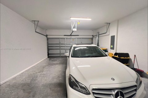 House in Naples, Florida 3 bedrooms, 129.04 sq.m. № 2035479 - photo 17